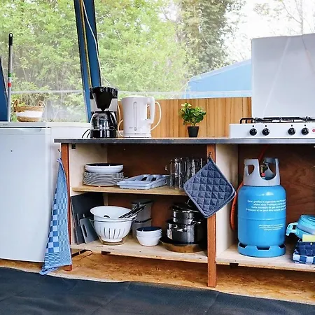 Campismo de Luxo 4 Persoons Ingerichte Tent Op Kleine Camping