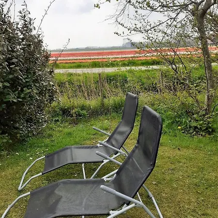 Luxusní stan 4 Persoons Ingerichte Tent Op Kleine Camping