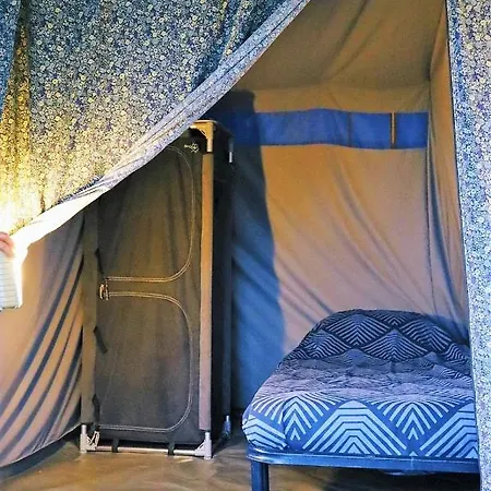 Luxusní stan 4 Persoons Ingerichte Tent Op Kleine Camping *